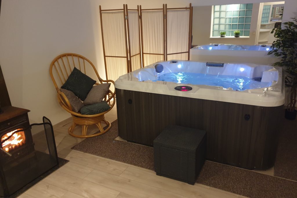 Apartament z kominkiem i jacuzzi salon kąpielowy basen ma wyłączność - Kapella Holidayskypark
