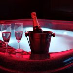 Apartamenty z jacuzzi i kominkiem romantyczne aranżacje szampan- HolidaySkyPark