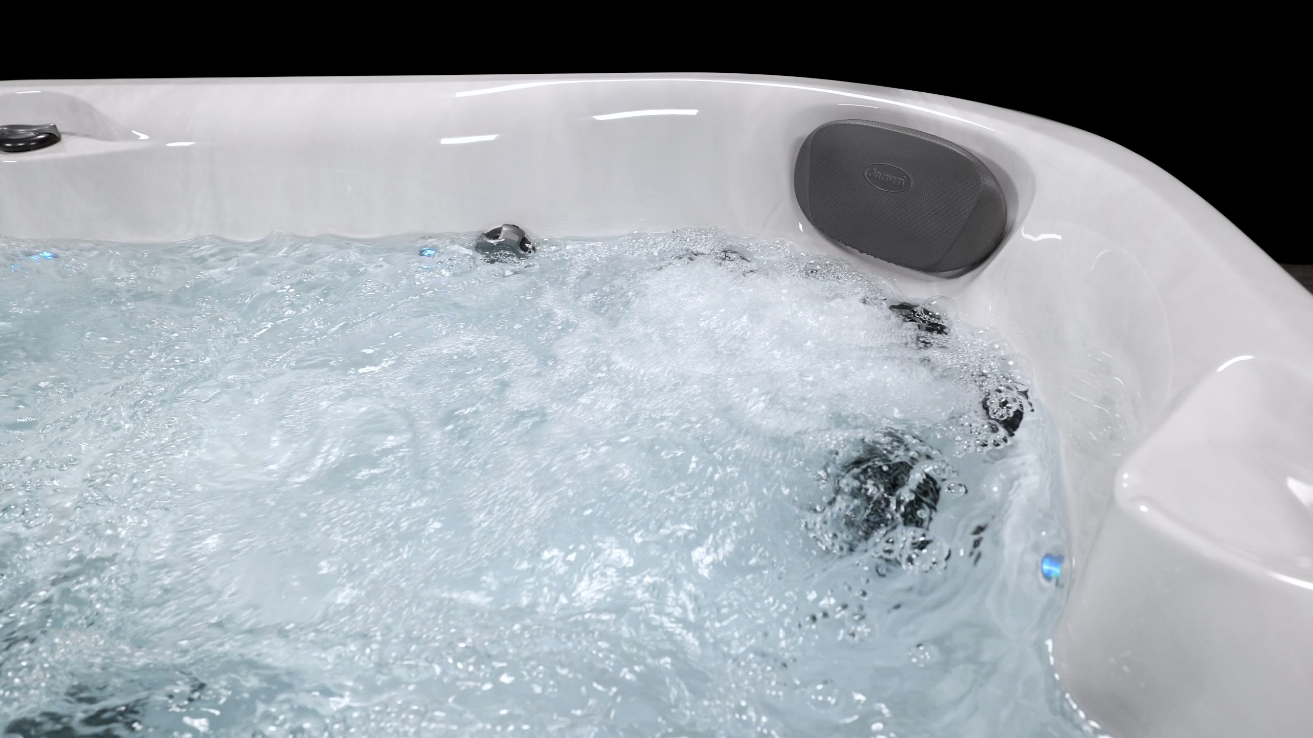 Wanna SPA Jacuzzi zagłówek z logotypem jacuzzi włączony hydromasaż